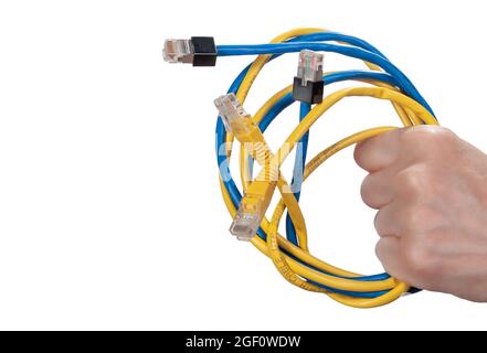 Blaue und gelbe Ethernet-Kabel in Damenhand isoliert auf weißem Hintergrund. Paket von Ethernet-Computer-Schnittstellenkabel mit verschiedenen Farben Stockfoto