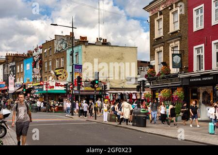 LONDON CAMDEN LOCK CAMDEN TOWN DIE HAUPTSTRASSE, DIE AM WOCHENENDE VON MENSCHEN BESUCHT WIRD Stockfoto