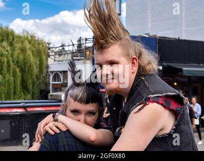 LONDON CAMDEN LOCK CAMDEN TOWN DIE HAUPTSTRASSE DIE BRÜCKE MIT ZWEI PUNKS UND FRISUREN Stockfoto