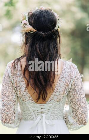 Schöne Braut in einem trendigen Hochzeitskleid mit einem Kranz auf dem Kopf, EINE atemberaubende junge Braut ist unglaublich glücklich, Hochzeitstag. Schönes Porträt von Th Stockfoto