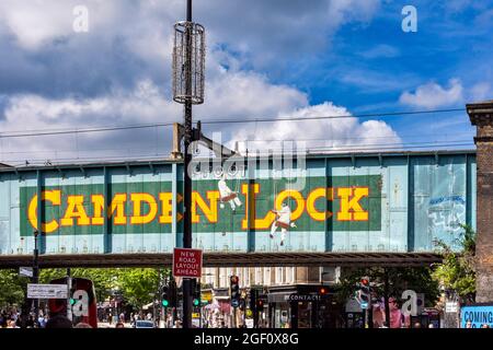 LONDON CAMDEN LOCK CAMDEN TOWN DIE NORTH LONDON EISENBAHNLINIE BRÜCKE ÜBER KREIDE FARM ROAD Stockfoto