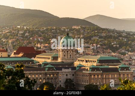 Ungarn Budapester Stadtbild über die Nationalgalerie, die einen anderen Namen Buda königlicher Palast trägt. Harmas Hater Berg im Hintergrund und Fishermans Stockfoto