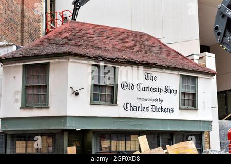 LONDON PORTSMOUTH STREET DER ALTE KURIOSEN-LADEN IN DICKENS ROMAN IST JETZT EIN HERUNTERGEKOMMENER SCHUHLADEN Stockfoto