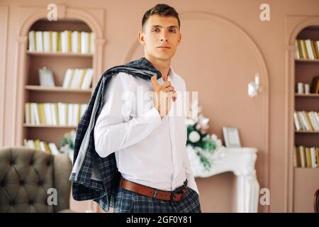 Portrait des Bräutigams, der Bräutigam bereitet sich auf die Braut, eleganten Mann in einem Anzug posiert im Studio, Hochzeitstag zu treffen Stockfoto