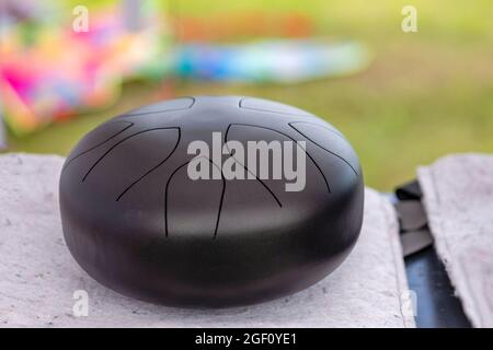 Stahlzunge, Trommel. Klangschale, Stahltrommel und Drumsticks. Instrument für Klangwellentherapie und Meditation, Heilung. Stockfoto