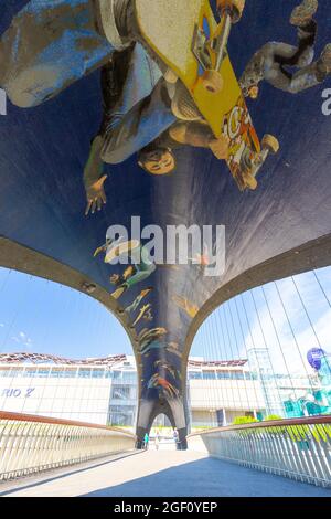 Puente de Matadero über den Fluss Manzanares. Madrid Rio ist ein grünes Gebiet für Sport und Freizeit im Arganzuela-Viertel in der Nähe von Legazpi und Matadero Stockfoto