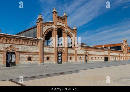 Matadero Madrid ist ein ehemaliges Schlachthaus, das Anfang des 20. Jahrhunderts im Madrider Stadtteil Arganzuela in der Nähe von Madrid Rio erbaut wurde Stockfoto