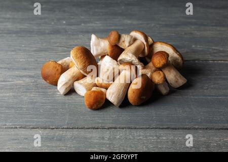 Steinpilze auf Holztisch rustikalen Stil. Stockfoto