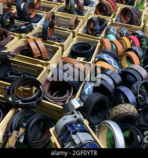 Gürtel und Lederwaren zum Verkauf in den Straßen und Märkten der Toskana, Italien. Stockfoto