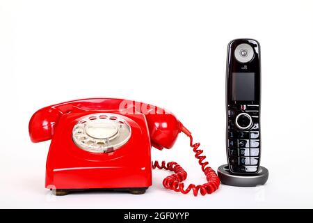 Neues modernes digitales BT-Heimtelefon mit Breitbandverbindung für Anrufe in HD-Qualität neben einem alten GPO-Modell 746F aus den 1970er Jahren. Stockfoto