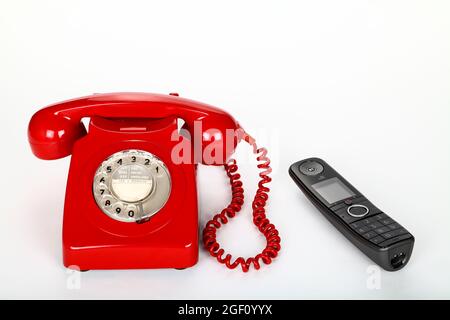 Neues modernes digitales BT-Heimtelefon mit Breitbandverbindung für Anrufe in HD-Qualität neben einem alten GPO-Modell 746F aus den 1970er Jahren. Stockfoto