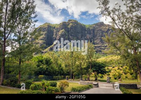 Mauritius, Mascarene-Inseln. Das Denkmal der Sklavenstraße am Fuße des Berges Le Morne Brabant. Der Berg wurde von entflohenen Sklaven als Zufluchtsort genutzt. Stockfoto