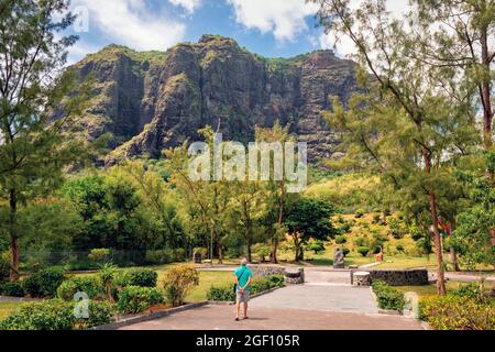 Mauritius, Mascarene-Inseln. Das Denkmal der Sklavenstraße am Fuße des Berges Le Morne Brabant. Der Berg wurde von entflohenen Sklaven als Zufluchtsort genutzt. Stockfoto