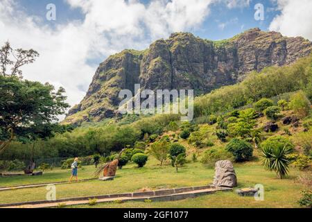 Mauritius, Mascarene-Inseln. Das Denkmal der Sklavenstraße am Fuße des Berges Le Morne Brabant. Der Berg wurde von entflohenen Sklaven als Zufluchtsort genutzt. Stockfoto