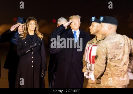 Präsident Donald J. Trump begrüßt während der würdevollen Transferzeremonie am Donnerstagabend, den 21. November 2019, auf dem Luftwaffenstützpunkt Dover in Dover, D., für den Chief Warrant Officer 2 David C. Knadle aus Tarrant, Texas, und den Chief Warrant Officer 2 Kirk T. Fuchigami Jr. aus Keaau, Hawaii, Die am Mittwoch bei einem Hubschrauberabsturz in Afghanistan getötet wurden. (Offizielles Foto des Weißen Hauses von Shealah Craighead) Stockfoto