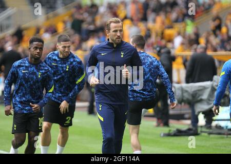 WOLVERHAMPTON, GROSSBRITANNIEN. 22. AUGUST Harry Kane von Tottenham Hotspur erwärmt sich während des Premier League-Spiels zwischen Wolverhampton Wanderers und Tottenham Hotspur in Molineux, Wolverhampton, am Sonntag, den 22. August 2021. (Kredit: Simon Newbury | MI News) Kredit: MI News & Sport /Alamy Live News Stockfoto