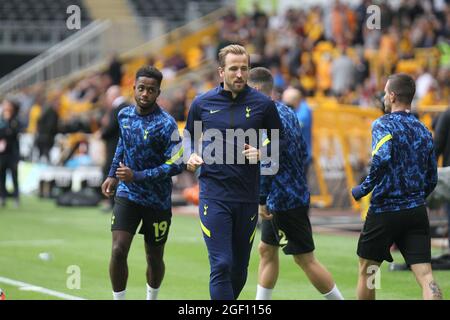 WOLVERHAMPTON, GROSSBRITANNIEN. 22. AUGUST Harry Kane von Tottenham Hotspur erwärmt sich während des Premier League-Spiels zwischen Wolverhampton Wanderers und Tottenham Hotspur in Molineux, Wolverhampton, am Sonntag, den 22. August 2021. (Kredit: Simon Newbury | MI News) Kredit: MI News & Sport /Alamy Live News Stockfoto