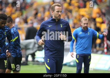 WOLVERHAMPTON, GROSSBRITANNIEN. 22. AUGUST Harry Kane von Tottenham Hotspur erwärmt sich während des Premier League-Spiels zwischen Wolverhampton Wanderers und Tottenham Hotspur in Molineux, Wolverhampton, am Sonntag, den 22. August 2021. (Kredit: Simon Newbury | MI News) Kredit: MI News & Sport /Alamy Live News Stockfoto