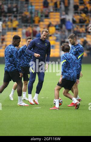 WOLVERHAMPTON, GROSSBRITANNIEN. 22. AUGUST Harry Kane von Tottenham Hotspur erwärmt sich während des Premier League-Spiels zwischen Wolverhampton Wanderers und Tottenham Hotspur in Molineux, Wolverhampton, am Sonntag, den 22. August 2021. (Kredit: Simon Newbury | MI News) Kredit: MI News & Sport /Alamy Live News Stockfoto