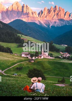 Paare im Urlaub in den italienischen Dolomiten, Santa Maddalena Santa Magdalena Dorf mit magischen Dolomiten Berge im Herbst, Val di Funes Tal, Trentino Südtirol Region, Südtirol, Italien, Europa. Santa Maddalena Village, Italien. Stockfoto