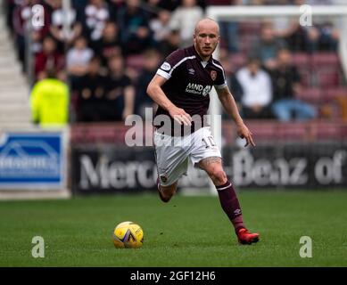 Edinburgh, Großbritannien. 22. August 2021. Cinch Premiership - Heart of Midlothian / Aberdeen 22/8/2021. Hearts ist Gastgeber von Aberdeen in der Cinch Premiership im Tynecastle Park, Edinburgh, Midlothian. Bild zeigt: Liam Boyce, der irische Int. von Hearts, bringt den Ball nach oben. Quelle: Ian Jacobs/Alamy Live News Stockfoto