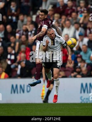 Edinburgh, Großbritannien. 22. August 2021. Cinch Premiership - Heart of Midlothian / Aberdeen 22/8/2021. Hearts ist Gastgeber von Aberdeen in der Cinch Premiership im Tynecastle Park, Edinburgh, Midlothian. Das Bild zeigt: Der angreifende Mittelfeldspieler von Hearts, Jamie Walker, holt sich das bessere ab von Scott Brown, dem Mittelfeldspieler von Aberdeen. Quelle: Ian Jacobs/Alamy Live News Stockfoto