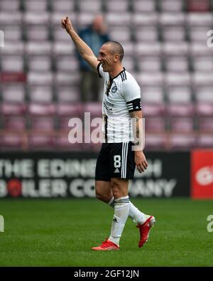 Edinburgh, Großbritannien. 22. August 2021. Cinch Premiership - Heart of Midlothian / Aberdeen 22/8/2021. Hearts ist Gastgeber von Aberdeen in der Cinch Premiership im Tynecastle Park, Edinburgh, Midlothian. Bild zeigt: Ein lächelnder Scott Brown begrüßt die HeartsÕ-Fans, als er am Ende des Spiels das Feld verlässt. Quelle: Ian Jacobs/Alamy Live News Stockfoto