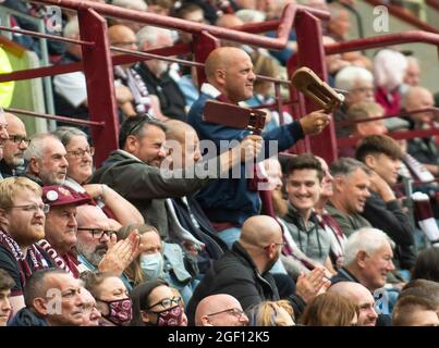 Edinburgh, Großbritannien. 22. August 2021. Cinch Premiership - Heart of Midlothian / Aberdeen 22/8/2021. Hearts ist Gastgeber von Aberdeen in der Cinch Premiership im Tynecastle Park, Edinburgh, Midlothian. Bild zeigt: Ein Knaller aus der Vergangenheit, als Hearts-Fans Rasseln benutzen, um auf ihrer Seite zu jubeln. Quelle: Ian Jacobs/Alamy Live News Stockfoto