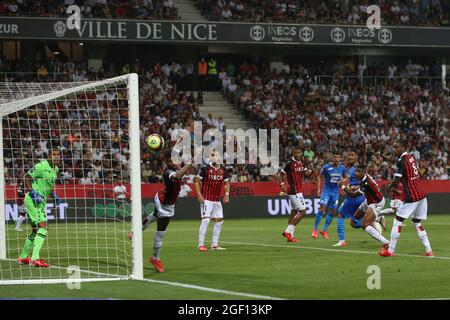 Nizza, Frankreich, 22. August 2021. William Saliba von Olympique De Marseille sieht zu, wie sein Kopfball während des Lique 1-Spiels im Allianz Riviera Stadium in Nizza am Aufrechten vorbeiblitzt. Bildnachweis sollte lauten: Jonathan Moscrop / Sportimage Stockfoto