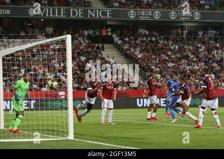 Nizza, Frankreich, 22. August 2021. William Saliba von Olympique De Marseille sieht zu, wie sein Kopfball während des Lique 1-Spiels im Allianz Riviera Stadium in Nizza am Aufrechten vorbeiblitzt. Bildnachweis sollte lauten: Jonathan Moscrop / Sportimage Stockfoto