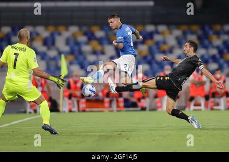 Napoli, Italien. August 2021. Matteo Politano von SSC Napoli und Cristian Molinaro von Venezia kämpfen während des Fußballspiels der Serie A zwischen SSC Napoli und dem FC Venezia im Stadion Diego Armando Maradona in Napoli (Italien) am 22. August 2021 um den Ball. Foto Cesare Purini/Insidefoto Kredit: Insidefoto srl/Alamy Live News Stockfoto