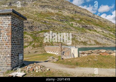 Staumauer am Lago Bianco am Bernina Pass, Graubünden, Schweiz Stockfoto