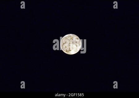 Vollmond in Sassari, Sardinien, Italien 2021. August 22 Stockfoto