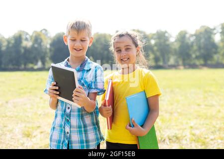 Portrait von begeistert Grundschüler auf dem Spielfeld in den Pausen Stockfoto