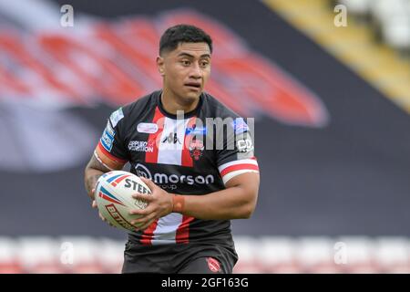 Leigh, Großbritannien. August 2021. ATA Hingano (33) von Salford Red Devils mit dem Ball in Leigh, Vereinigtes Königreich am 8/22/2021. (Foto von Simon Whitehead/News Images/Sipa USA) Quelle: SIPA USA/Alamy Live News Stockfoto