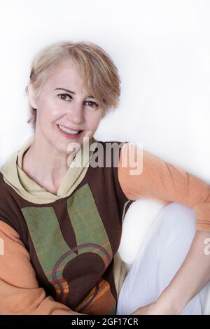 Porträt einer lächelnden 50-jährigen Frau in Nahaufnahme Stockfoto