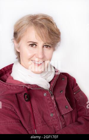 Porträt einer lächelnden 50-jährigen Frau in Nahaufnahme Stockfoto