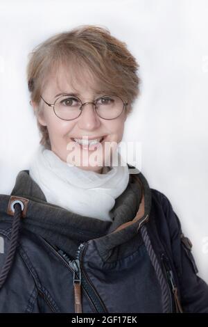 Porträt einer lächelnden 50-jährigen Frau in Nahaufnahme Stockfoto