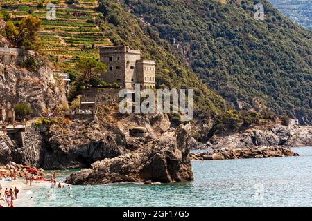 Unberührter Kiesstrand mit schönem klaren blauen Wasser - Monterosso al Mare, Cinque Terre, Italien Stockfoto