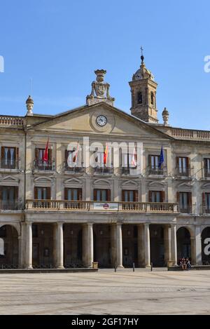 Vitoria-Gasteiz, Spanien - 20. August 2021: Plaza de Espana (oder Plaza La Paz), in der Altstadt von Vitoria Gasteiz, Baskenland, Spanien Stockfoto