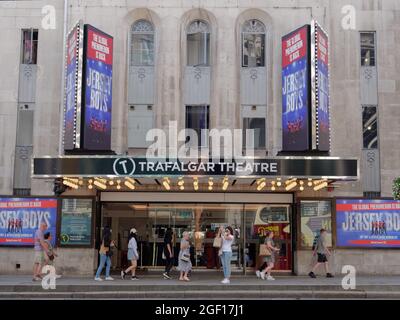 London, Greater London, England, August 10 2021: Menschen, die am Eingang des Trafalgar Theatre in Whitehall vorbeilaufen. Stockfoto