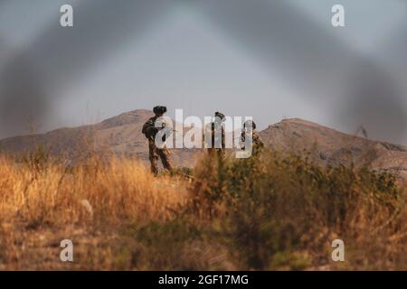 Kabul, Afghanistan. August 2021. US-Soldaten mit der 82. Luftlandedivision sorgen während der Operation Allies Refuge am 21. August 2021 in Kabul, Afghanistan, für Sicherheit rund um den Permitter des Hamid Karzai International Airport. Quelle: Planetpix/Alamy Live News Stockfoto