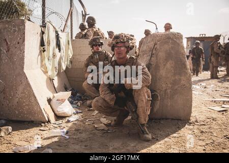 Kabul, Afghanistan. August 2021. U.S. Marine und das Special Purpose Marine Air-Ground Task Force/Crisis Response Team Ruhen Sie sich während der Sicherheitseinsätze am Hamid Karzai International Airport während der Operation Allies Refuge am 21. August 2021 in Kabul, Afghanistan, kurz aus. Quelle: Planetpix/Alamy Live News Stockfoto