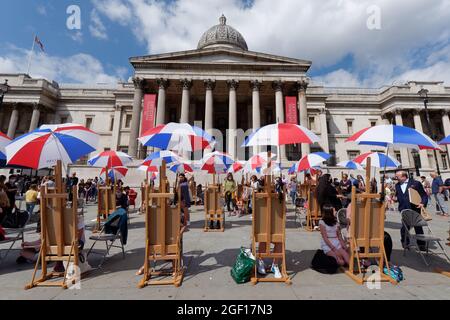 National Gallery Sketch über das Square Festival im Trafalgar Square London mit 30 Staffeleien für die öffentliche Nutzung. Stockfoto