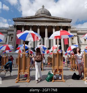 National Gallery Sketch über das Square Festival im Trafalgar Square London mit 30 Staffeleien für die öffentliche Nutzung. Stockfoto