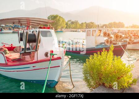 Kleine bunte griechische Fischerboote dockten in einem kleinen Yachthafen an Stockfoto