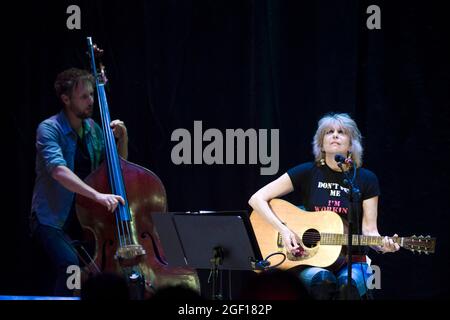 Chrissie Hynde tritt in der Queens Hall in Edinburgh auf, während der ersten eines viertägigen Laufs beim Edinburgh Festival Fringe. Bilddatum: Sonntag, 22. August 2021. Stockfoto