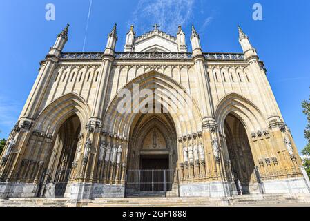 Vitoria-Gasteiz, Spanien - 21 Aug, 2021: Außenansicht der Kathedrale Santa Maria (oder der neuen Kathedrale) in Vitoria-Gasteiz, Baskenland, Spanien Stockfoto