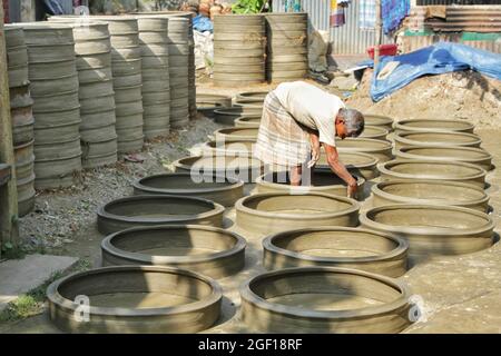 Dhaka, Bangladesch, 22. August 2021: Eine Frau aus Tangail während der Herstellung von Töpferfiguren in ihrer Werkstatt. Töpferhandwerk ist in Gefahr, da die Nachfrage nach Kunststoffprodukten auf dem Markt steigt. Viele sind jetzt in diese Branche involviert, nur um das Erbe der Überlieferungslinie für einen begrenzten Profit zu bewahren. Quelle: Maruf Rahman / Eyepix Group/Alamy Live News Stockfoto