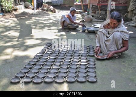 Dhaka, Bangladesch, 22. August 2021: Eine Frau aus Tangail während der Herstellung von Töpferfiguren in ihrer Werkstatt. Töpferhandwerk ist in Gefahr, da die Nachfrage nach Kunststoffprodukten auf dem Markt steigt. Viele sind jetzt in diese Branche involviert, nur um das Erbe der Überlieferungslinie für einen begrenzten Profit zu bewahren. Quelle: Maruf Rahman / Eyepix Group/Alamy Live News Stockfoto